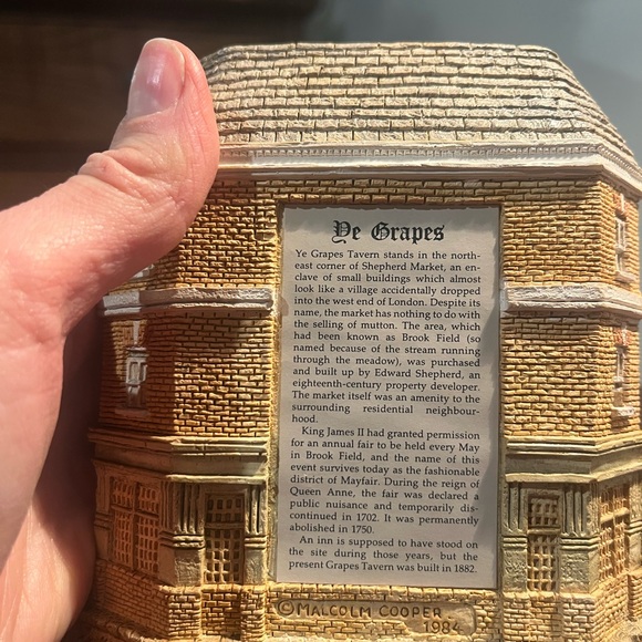 "Ye Grapes Tavern Shepherd Market" by the David Winter Collection - Picture 4 of 6